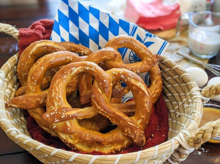 Klassiska saltade tyska pretzels i en korg till Oktoberfest.