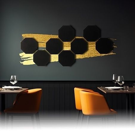 Restaurang med färgstarka stolar och hexagonala väggpaneler